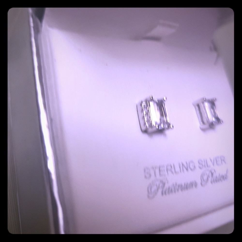 NWT Crislu SS QZ Stud Earrings